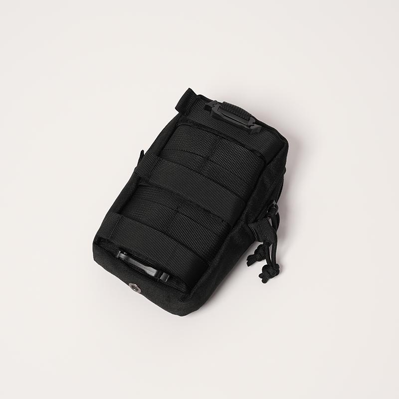 Back side of the Nubioo Essentials Clip-On bag with Velcro strips. 
